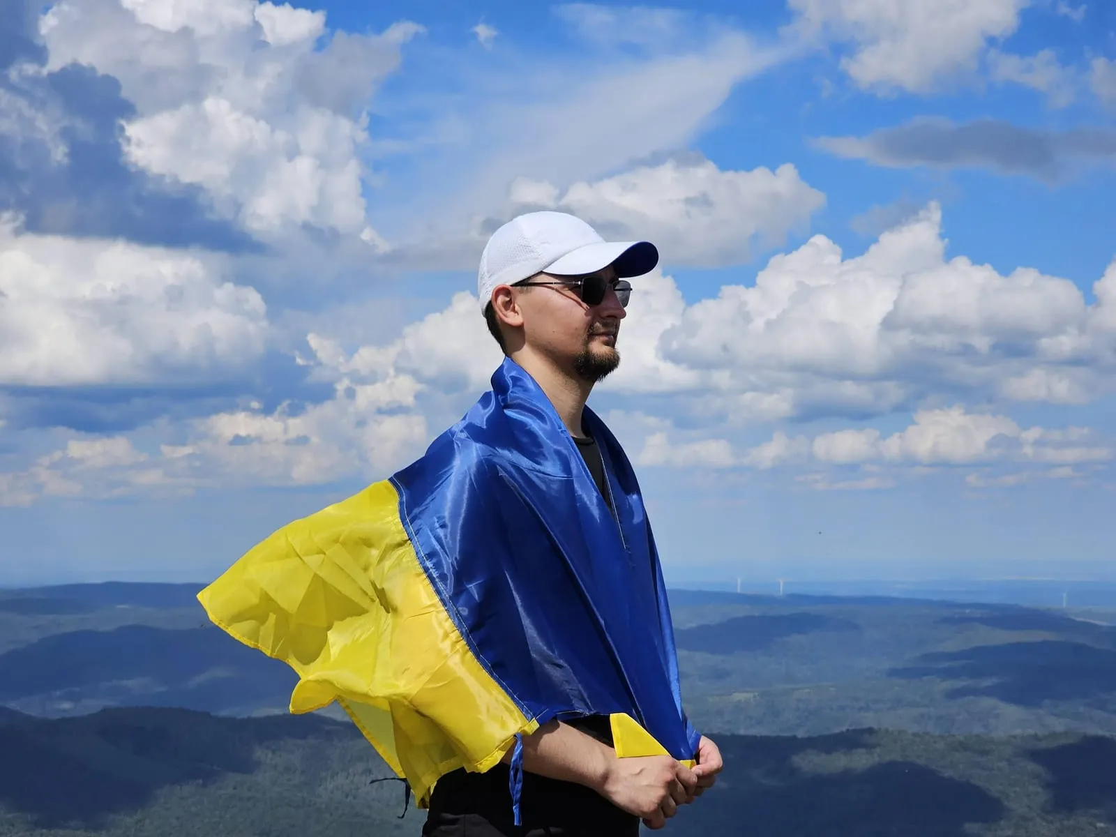 Kolega na szczycie góry z flagą Ukrainy